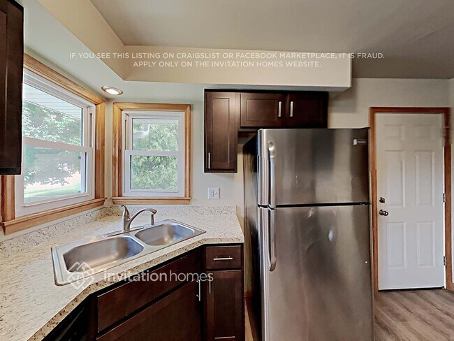 Building Photo - 3015 Dakota Ave S