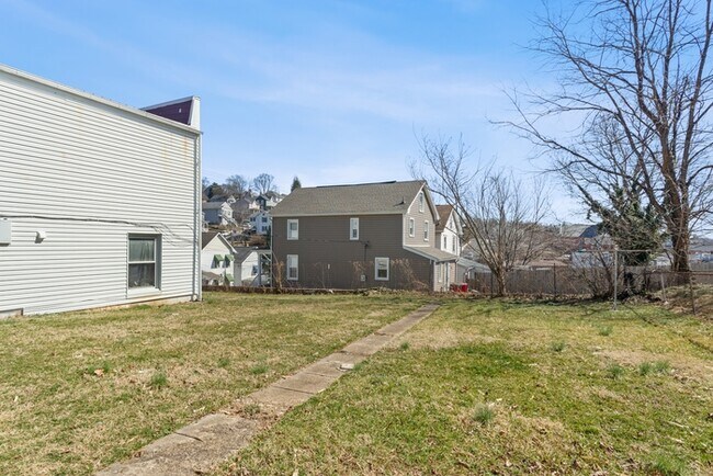 Building Photo - 5 Bedroom Single Family in Brunswick
