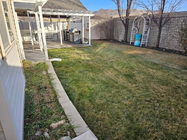 Building Photo - 1023 W Boston Ct