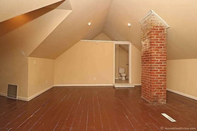 Building Photo - Available THIS SUMMER-Spacious Home Close to Campus