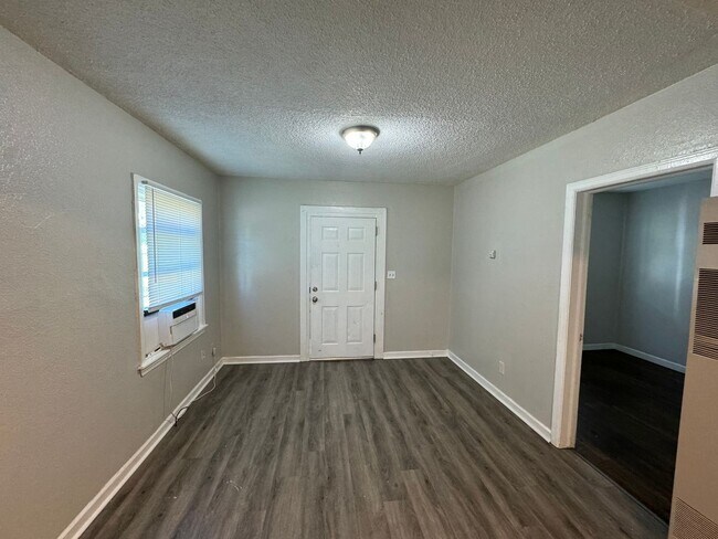 Building Photo - $495 - 1 bed 1 bath - Duplex