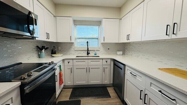 Building Photo - Spacious 4-bedroom 2-bathroom pool home