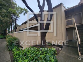 Building Photo - 2/1 With Private Patio, AC, Updated Kitche...