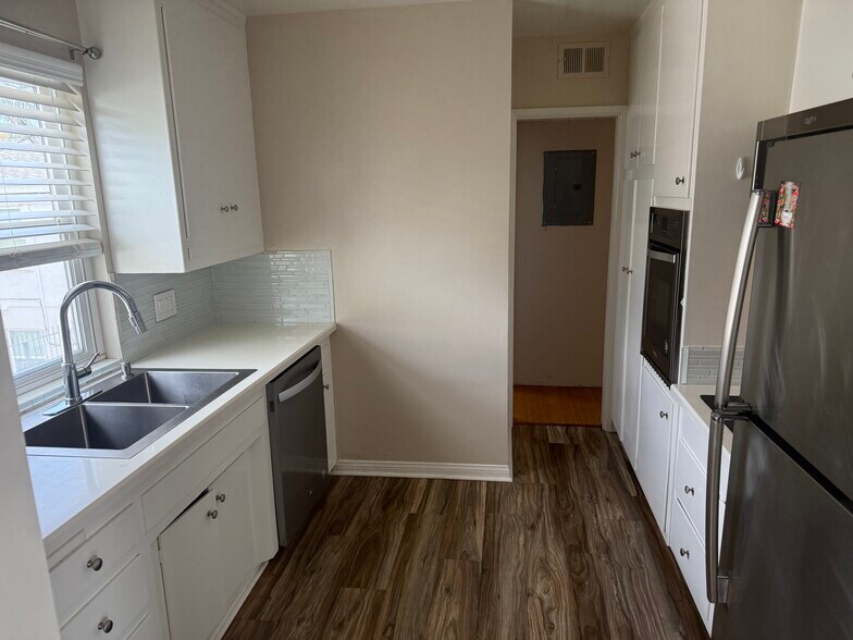 Building Photo - 1227 E 1st St