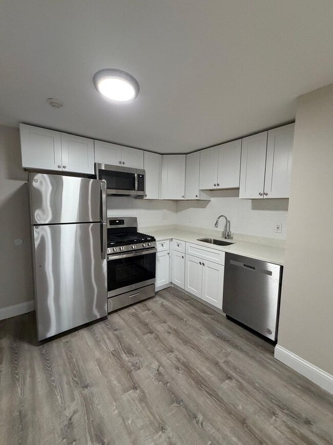 Building Photo - Fully Renovated 2 Bed with Heat, Hot Water and gas for cooking included