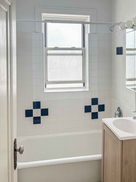 Building Photo - 4838 N Wolcott Ave