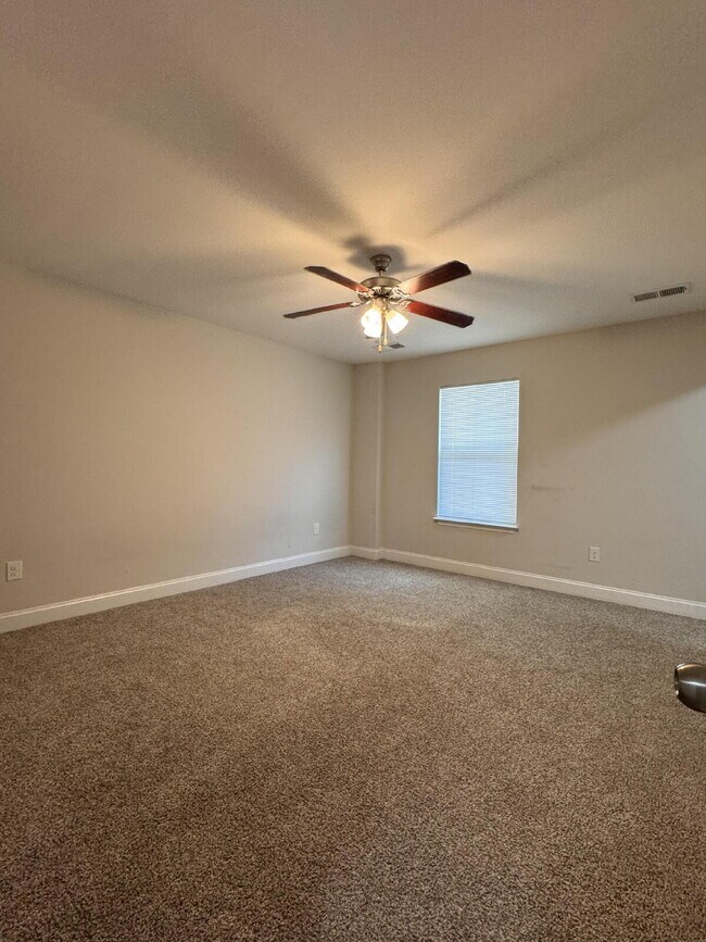 Building Photo - Inquire today on how to get FREE rent!