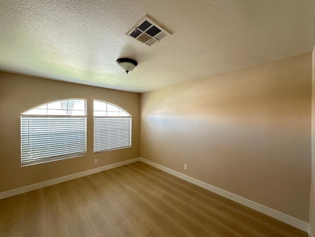 Building Photo - Vista Del Sol-Phase 8