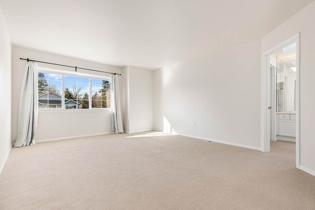 Building Photo - 824 Chelan Pl NE