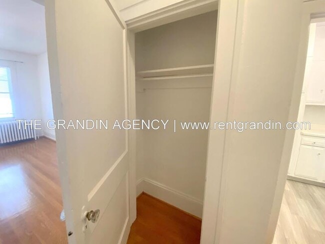 Building Photo - 2504 Longview Ave SW