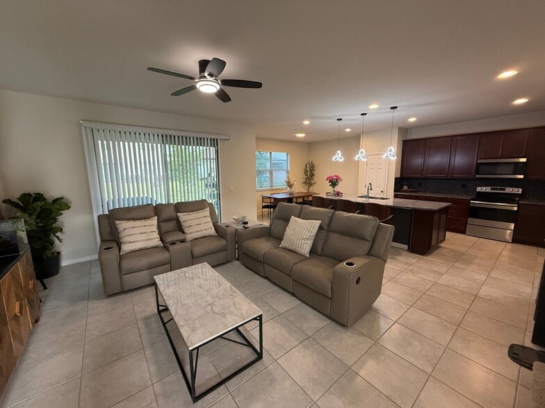 Building Photo - 2643 E Lake Pointe Dr