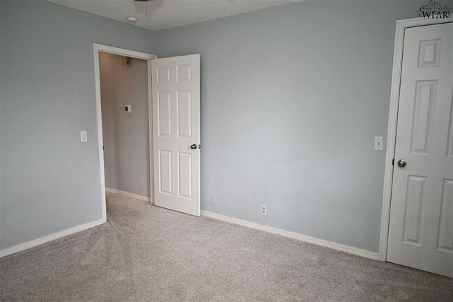 Building Photo - 907 Sugarbush Ln