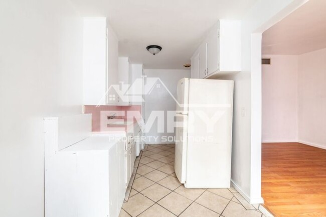 Building Photo - 1 Bedroom Apartment Move in Ready Inglewoo...