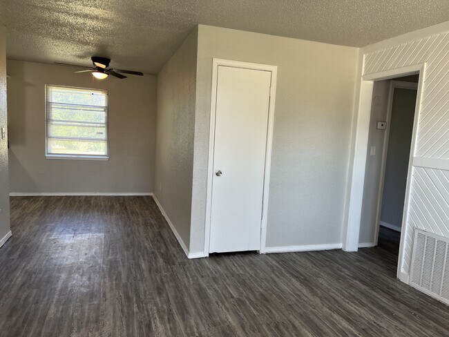 Building Photo - 605 SE 72nd St