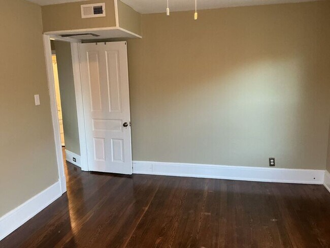 Building Photo - 2889 Markbreit Ave