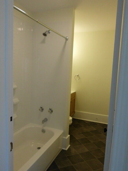 Building Photo - 205 E Pine St