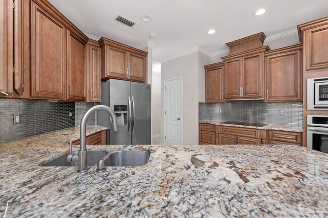 Building Photo - 8731 Thunderbird Dr