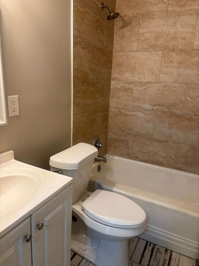 Building Photo - Charming 3 Bed/1 Bath Available Now