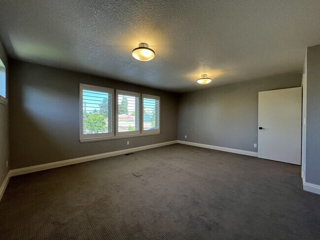 Building Photo - Elegant South Cooper Mountain Home with 4 Bedrooms, Bonus Room, Main-Level Suite & Designer Finishes