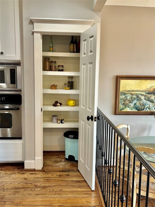 Building Photo - 919 W 15th St