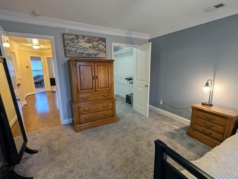 Building Photo - 400 Laurel Leaf Dr