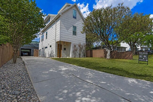 Building Photo - 3010 E 18th 1/2 St