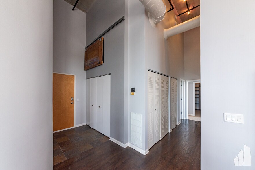 Building Photo - 1735 W Diversey Pkwy