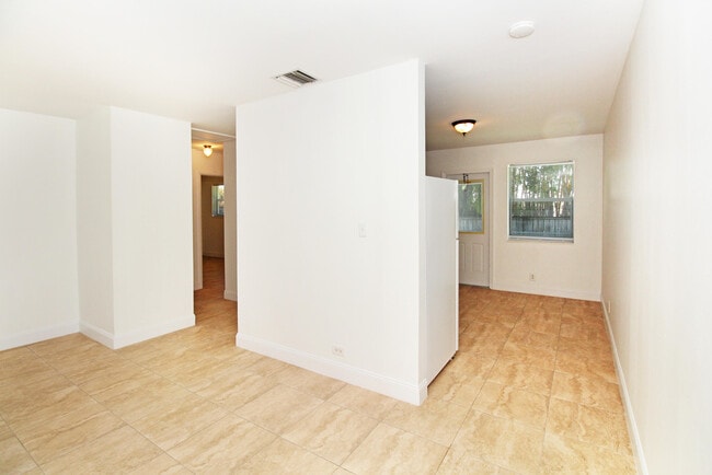 Building Photo - 630 Prosperity Farms Rd