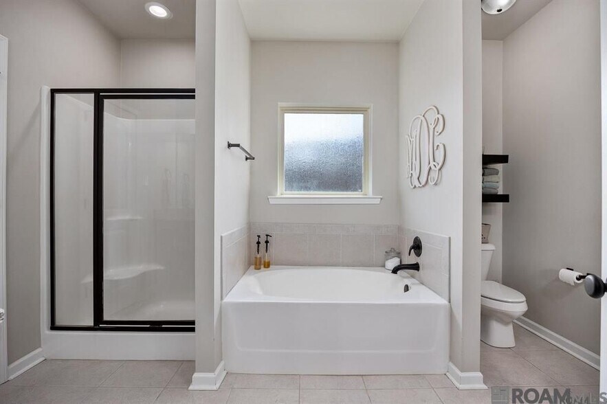 Building Photo - 18326 Sunset Park Dr