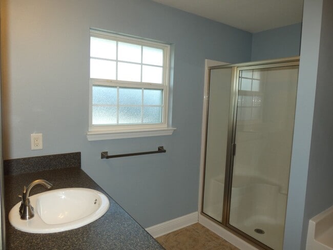 Building Photo - 4bed/3 bath/2 car garage/ 2400 sq ft in Wh...