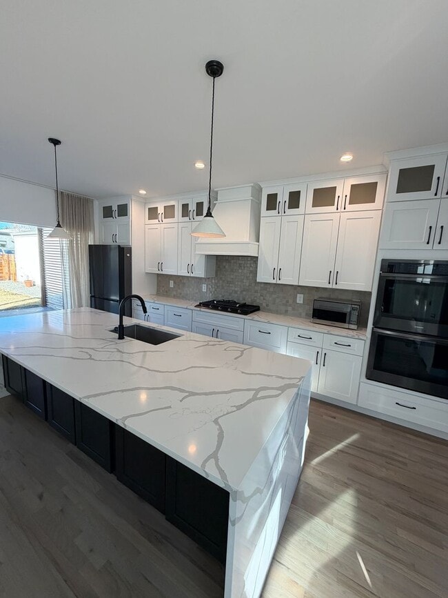 Building Photo - Gorgeous Sunnyside 4 bedroom home with rooftop patio