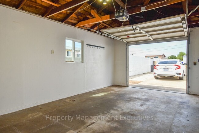 Building Photo - 3 Bedroom, 2 Bath House with Large Backyard