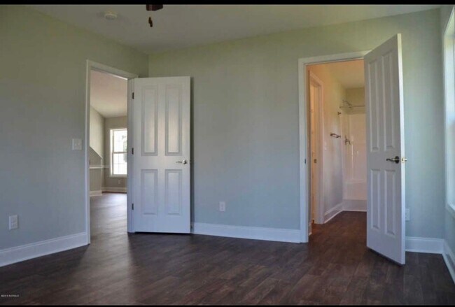 Building Photo - Townhome in Desirable Croatan Crossing Sub...