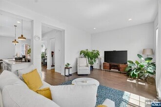 Building Photo - 283 Bradley Dr