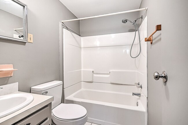 Building Photo - 252 Wildwood Dr