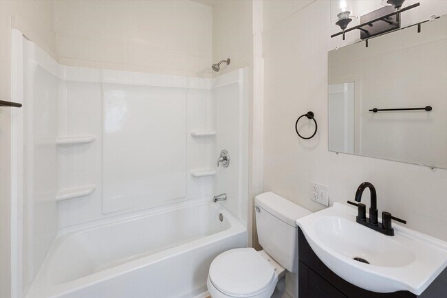 Building Photo - 1113 W Montgomery Ave