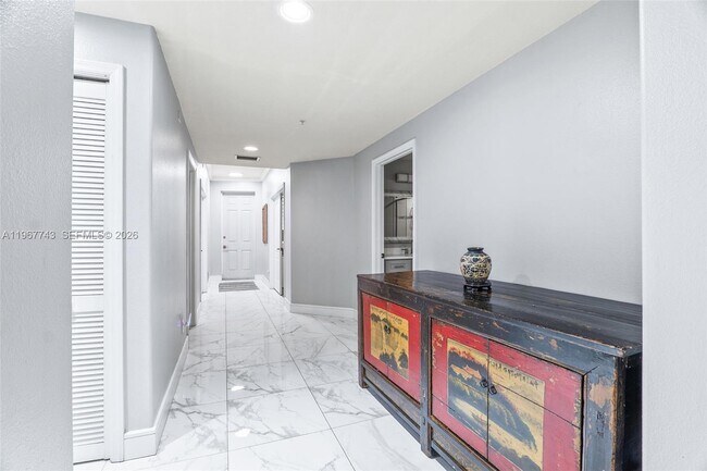 Building Photo - 601 N Miramar Ave