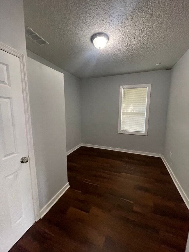 Building Photo - Completely renovated 4/2 Single Family hom...