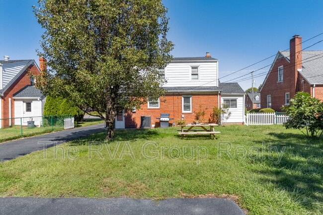 Building Photo - 2415 Dumbarton Rd