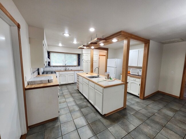 Building Photo - Walk to the River! 3 bed, 2 bath on Quiet ...