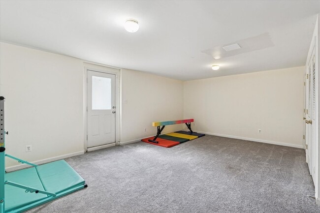 Building Photo - 3B/2.5B End Unit Townhome in Penns Manor A...