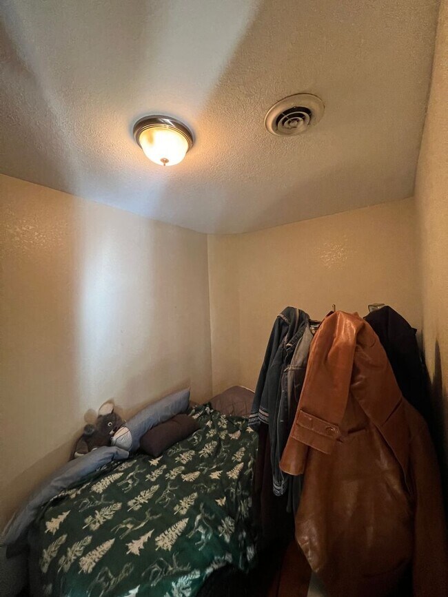 Building Photo - Spacious Three Bedroom Upper with Lofted Bonus Space on Milwaukee’s Upper East Side