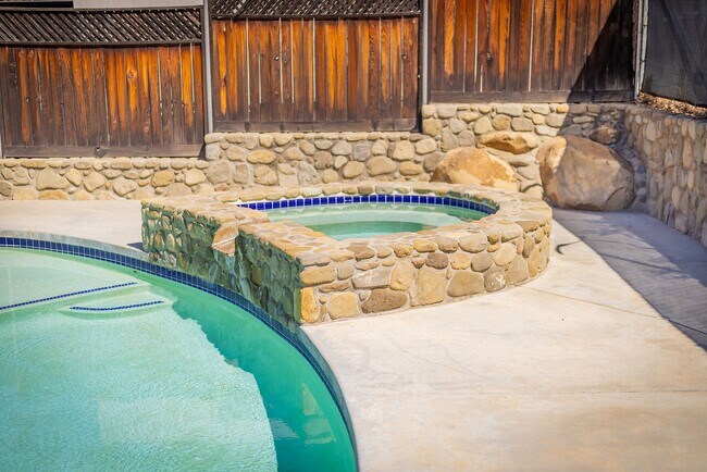 Building Photo - 304 El Conejo Dr