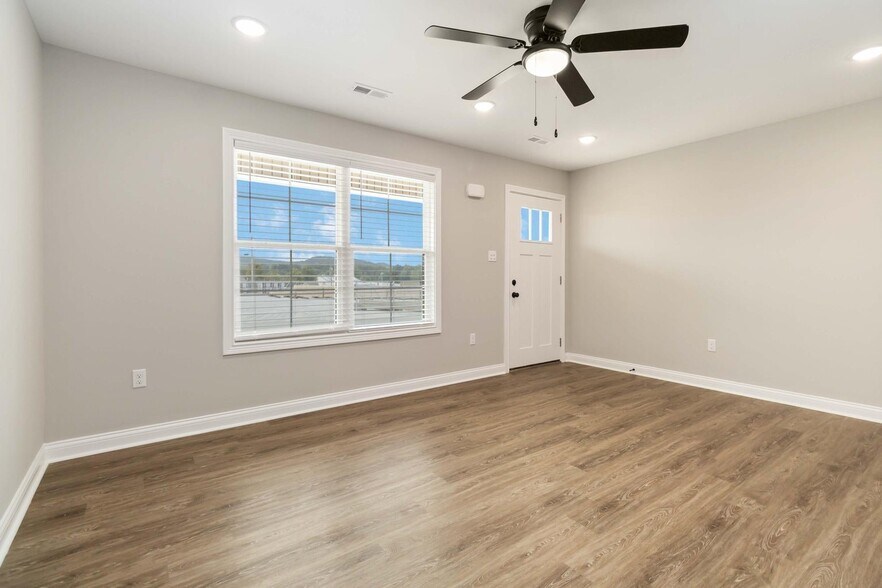 Building Photo - 418 Nandino Cir
