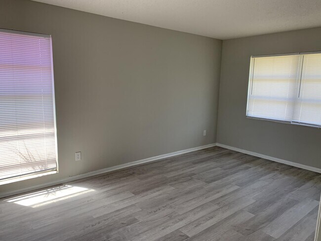 Building Photo - 1920 W Lakeview Blvd