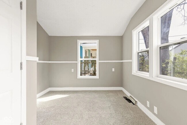 Building Photo - 2921 E Brookside Ave