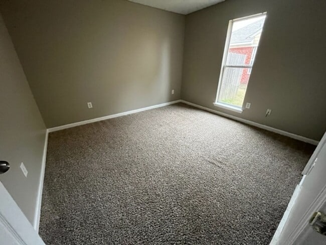 Building Photo - Renovated 3 Bedroom 2 Bath Home with 2 Car Garage for Rent!!