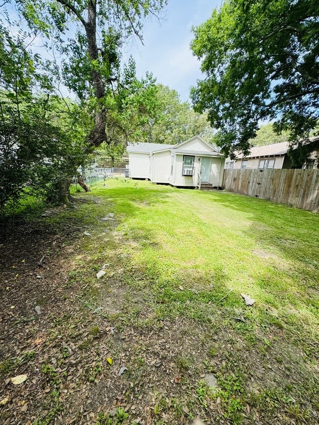 Building Photo - 2930 Hiawatha St