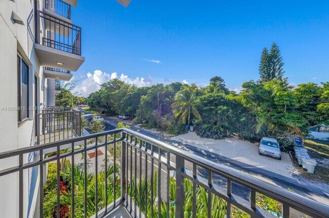 Building Photo - 20 NE 19th Ave