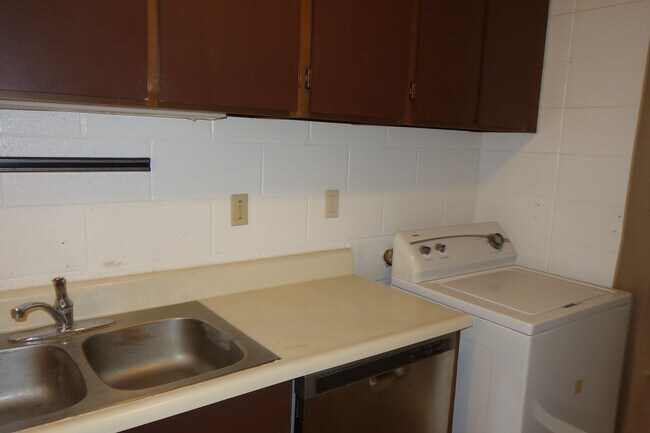Building Photo - 2 bedroom, 1 bath, 2 parking in Waikalani Woodlands
